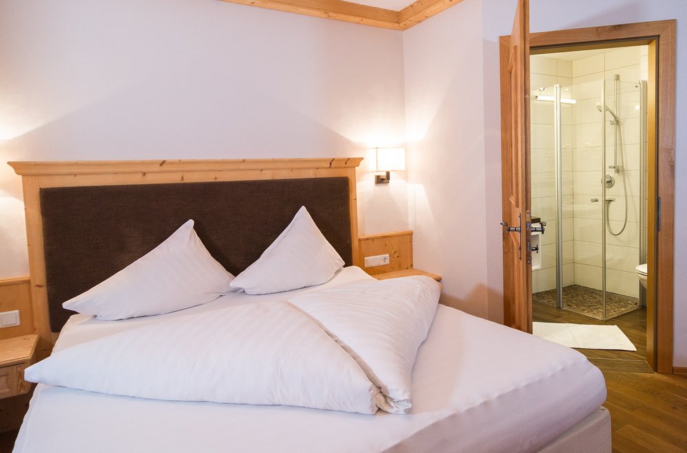 Schlafzimmer mit Blick auf das Badezimmer Apartment Tirol