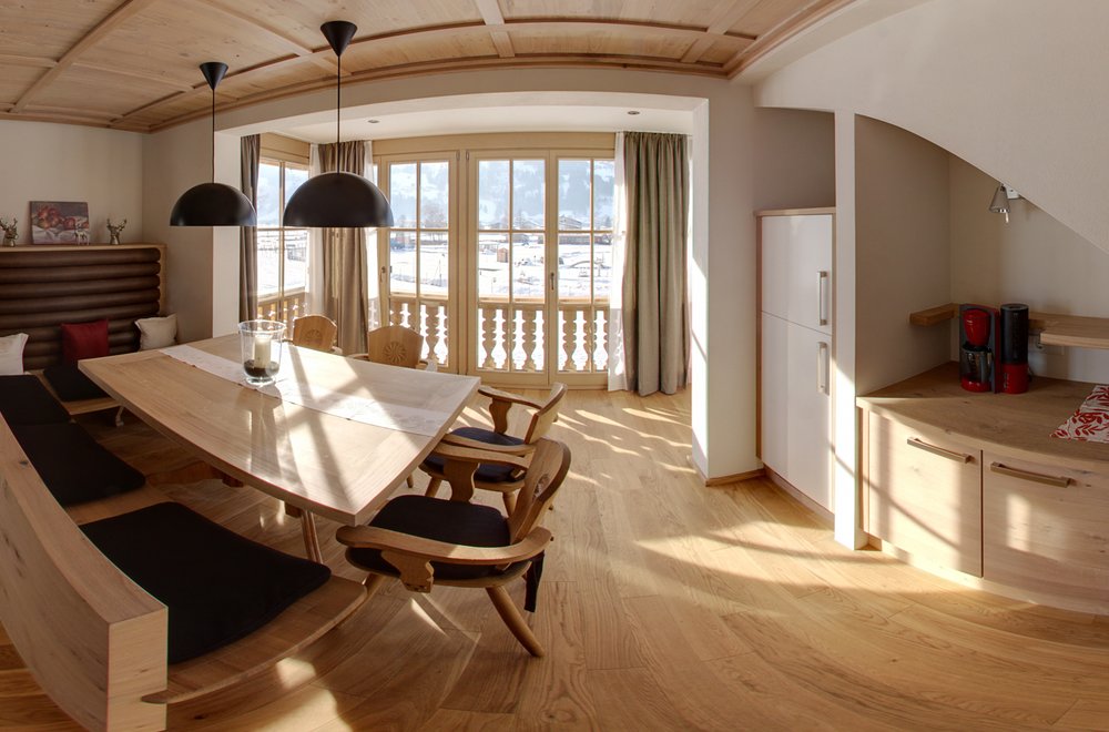 Wohnbereich mit Fensterfront und Balkon Apartment Tirol